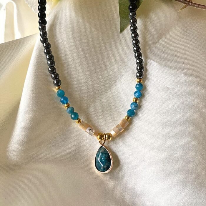 Collier Ras de Cou "Goutte" en Apatite -  by Fit Calm - Apatite, collier, Hématite, Kopy, nouveautés de septembre 2022, onyx noir, Pendentif, ras-du-cou