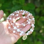 Bracelet Mala "Bonheur Féminin" en Pierre de Lune & Pierre de Soleil - Favorisez la Fertilité et l'Harmonie -  by Fit Calm - bracelet, mala, multi-pierres, multi-tours, nouveautés de juin 2021, Pierre de Lune, Pierre de soleil
