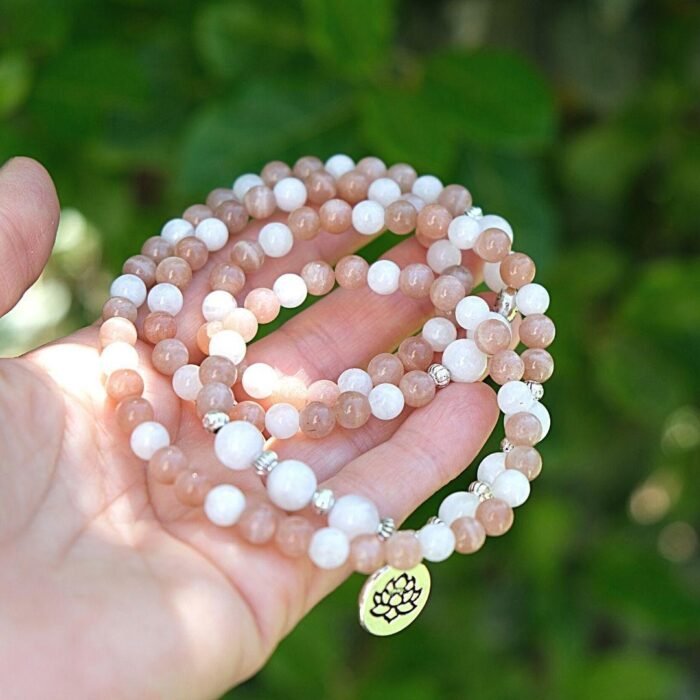Bracelet Mala "Bonheur Féminin" en Pierre de Lune & Pierre de Soleil - Favorisez la Fertilité et l'Harmonie -  by Fit Calm - bracelet, mala, multi-pierres, multi-tours, nouveautés de juin 2021, Pierre de Lune, Pierre de soleil