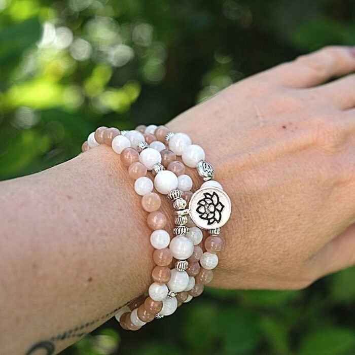 Bracelet Mala "Bonheur Féminin" en Pierre de Lune & Pierre de Soleil - Favorisez la Fertilité et l'Harmonie -  by Fit Calm - bracelet, mala, multi-pierres, multi-tours, nouveautés de juin 2021, Pierre de Lune, Pierre de soleil
