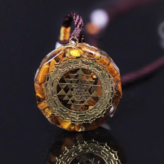 Pendentif Orgonite "Sri Yantra - Protection Sacrée" en Oeil de Tigre -  by Fit Calm - best, Best Seller, Nouveautés de janvier, Oeil de tigre, Orgonite, Pendentif, pendentif orgonite, sri yantra