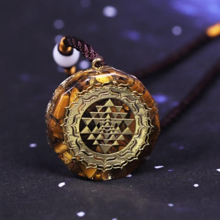 Pendentif Orgonite "Sri Yantra - Protection Sacrée" en Oeil de Tigre -  by Fit Calm - best, Best Seller, Nouveautés de janvier, Oeil de tigre, Orgonite, Pendentif, pendentif orgonite, sri yantra