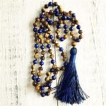 Collier Mala "Protection & Communication" en Lapis Lazuli & Oeil de Tigre -  by Fit Calm - confiance en soi, expression, Lapis Lazuli, Mala, Oeil de tigre, protection