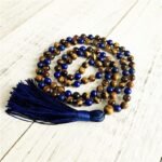 Collier Mala "Protection & Communication" en Lapis Lazuli & Oeil de Tigre -  by Fit Calm - confiance en soi, expression, Lapis Lazuli, Mala, Oeil de tigre, protection