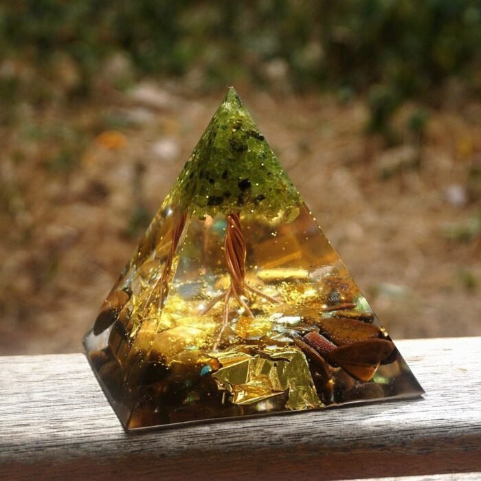 Orgonite "Surya - Arbre du Bonheur" en Oeil de Tigre & Péridot -  by Fit Calm - arbre de vie, nouveautés de novembre 2020, Oeil de tigre, Orgonite, Péridot