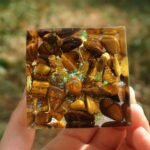 Orgonite "Surya - Arbre du Bonheur" en Oeil de Tigre & Péridot -  by Fit Calm - arbre de vie, nouveautés de novembre 2020, Oeil de tigre, Orgonite, Péridot