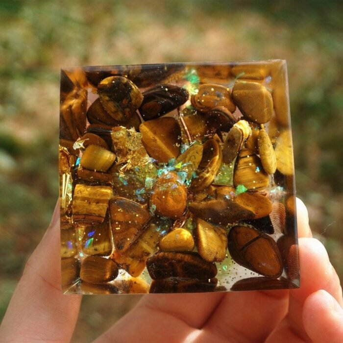 Orgonite "Surya - Arbre du Bonheur" en Oeil de Tigre & Péridot -  by Fit Calm - arbre de vie, nouveautés de novembre 2020, Oeil de tigre, Orgonite, Péridot