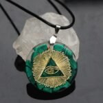 Pendentif Orgonite "Oeil d'Horus" en Malachite -  by Fit Calm - horus, Malachite, nouveautés de août 2020, Orgonite, Pendentif, pendentif orgonite