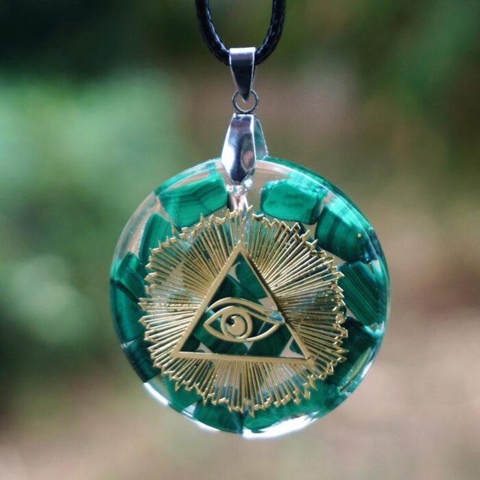 Pendentif Orgonite "Oeil d'Horus" en Malachite -  by Fit Calm - horus, Malachite, nouveautés de août 2020, Orgonite, Pendentif, pendentif orgonite