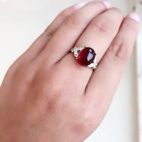 Bague Ajustable 'Abondance' en Grenat - Illustration de la bague en grenat naturel, symbole d'abondance et de succès